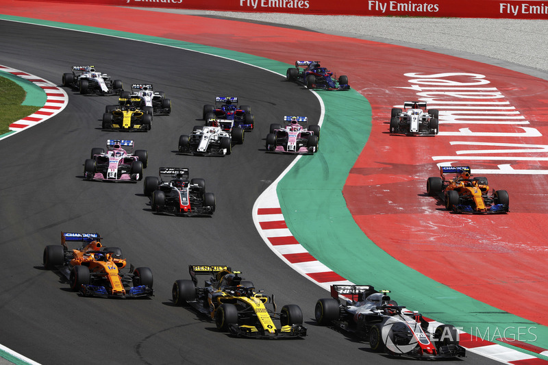Kevin Magnussen, Haas F1 Team VF-18, Carlos Sainz Jr., Renault Sport F1 Team R.S. 18, Fernando Alonso, McLaren MCL33 and Romain Grosjean, Haas F1 Team VF-18, as Stoffel Vandoorne, McLaren MCL33, y Marcus Ericsson, Sauber C37, run wide