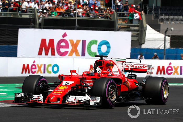 Sebastian Vettel, Ferrari SF70H celebra y saludo a los fans