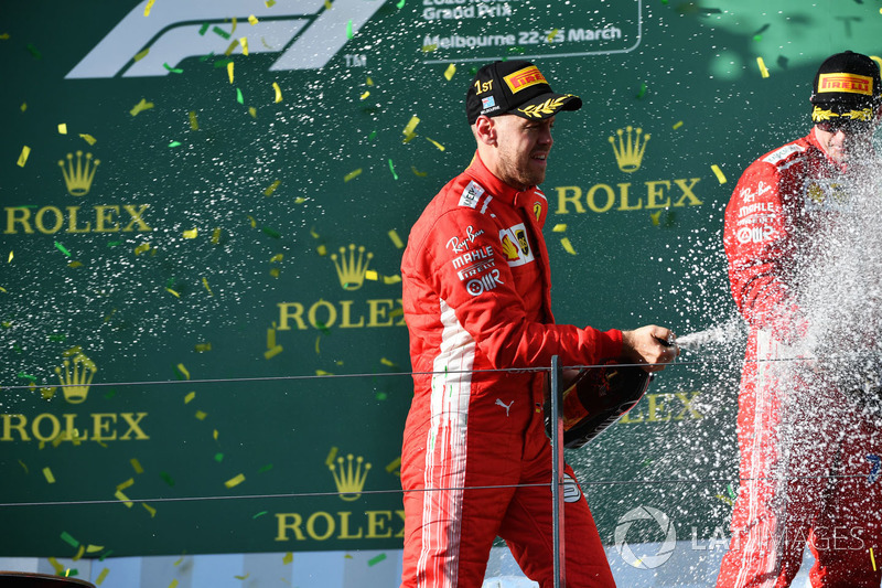 Гонщики Ferrari Себастьян Феттель и Кими Райкконен