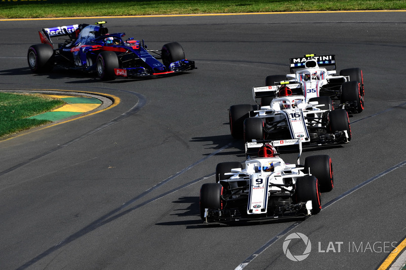 Marcus Ericsson, Sauber C37 precede Charles Leclerc, Sauber C37