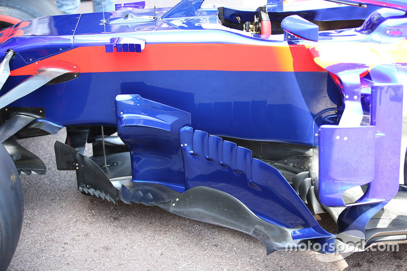 Scuderia Toro Rosso STR13, dettaglio di bargeboard e deviatori di flusso