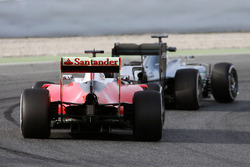 Льюис Хэмилтон, Mercedes AMG F1 W07 Hybrid едет впереди Себастьяна Феттеля, Ferrari SF16-H