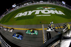 Zieleinlauf: Johnny Sauter, GMS Racing Chevrolet