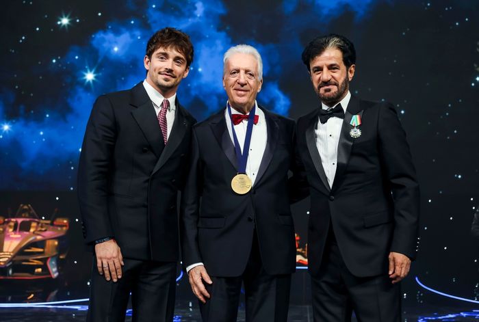 Charles Leclerc, Scuderia Ferrari, Mohammed ben Sulayem, Presidente de la FIA y Piero Ferrari