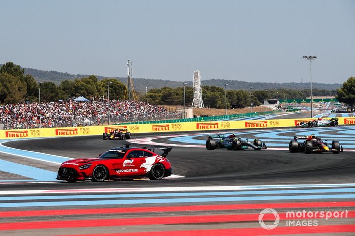 El Safety Car Max Verstappen, Red Bull Racing RB18, Lewis Hamilton, Mercedes W13, Sergio Pérez, Red Bull Racing RB18