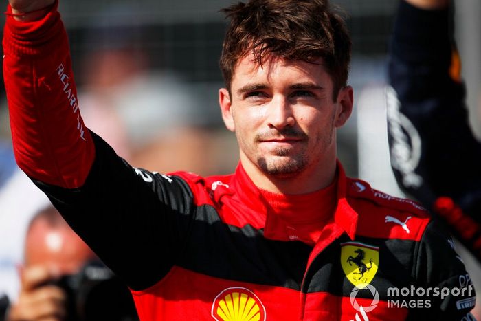 Ganador de la pole, Charles Leclerc, de Ferrari, saluda desde la parrilla tras la clasificación