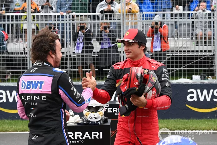 Fernando Alonso, Alpine F1 Team, Carlos Sainz, Ferrari, en la parrilla tras la clasificación
