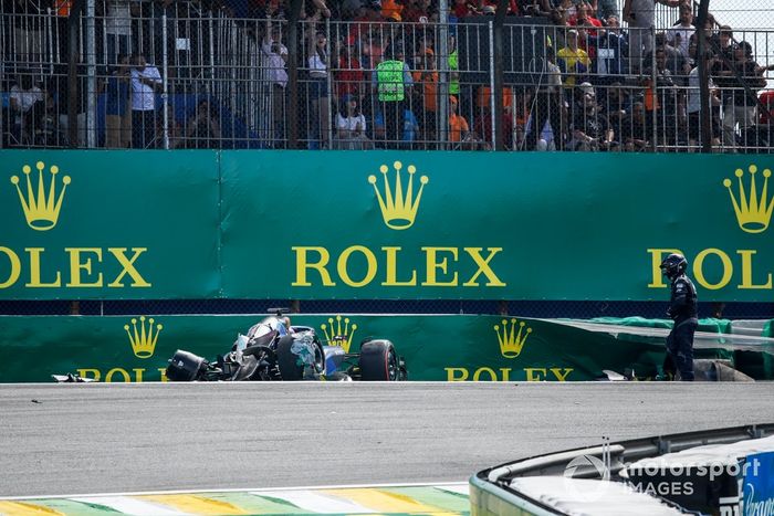 El coche dañado de Alex Albon, Williams FW45, tras chocar con Kevin Magnussen, Haas VF-23, en la salida.