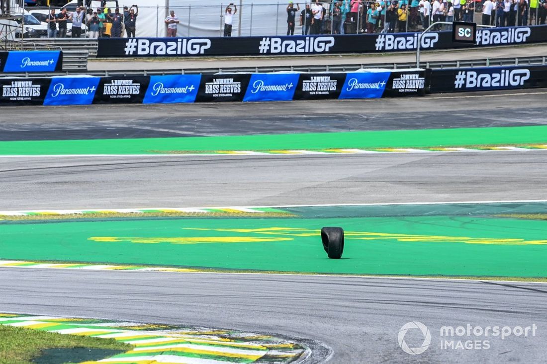 Un neumático suelto del accidente entre Alex Albon, Williams FW45, Kevin Magnussen, Haas VF-23