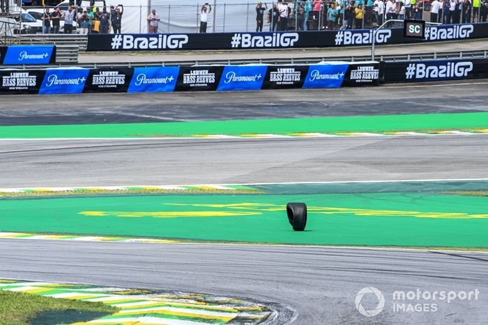 Un neumático suelto del accidente entre Alex Albon, Williams FW45, Kevin Magnussen, Haas VF-23