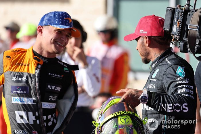 Lando Norris, McLaren, Lewis Hamilton, Mercedes-AMG, hablan en Parc Ferme tras la clasificación