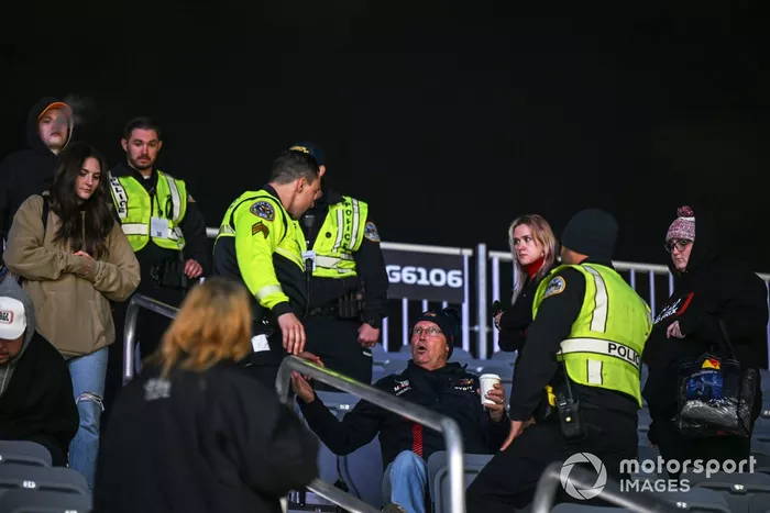 La policía habla con un aficionado en una grada