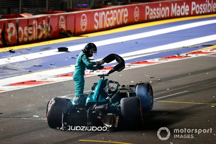 Lance Stroll, Aston Martin AMR23, sort de sa voiture lourdement endommagée après un accident à la fin de la Q1.