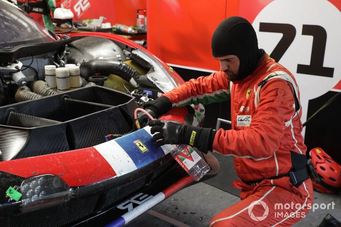 #71 Spirit of Race Ferrari 488 GTE EVO LMGTE Am, mecánico trabajando