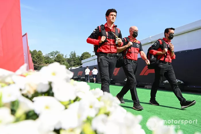 El personal de Ferrari llega al paddock
