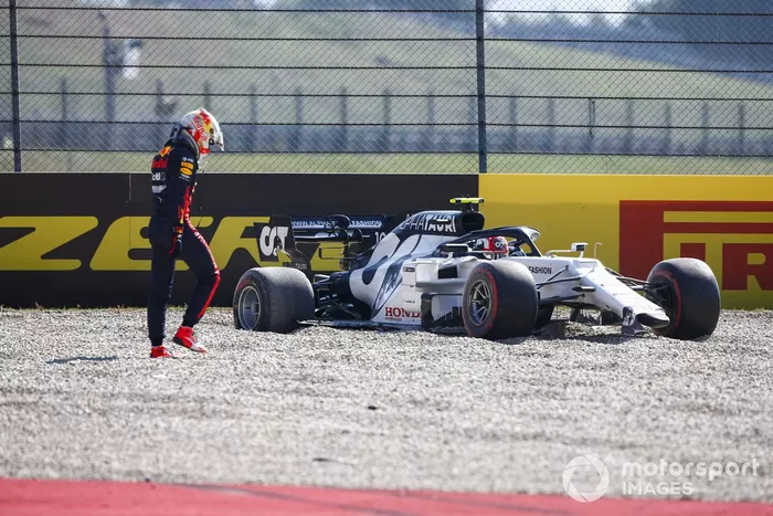 Max Verstappen, Red Bull Racing, y Pierre Gasly, AlphaTauri AT01, en la grava después de un incidente en la primera vuelta