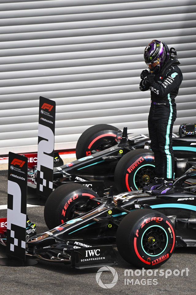 Ganador de la pole Lewis Hamilton, Mercedes-AMG F1 celebrat enParc Ferme 