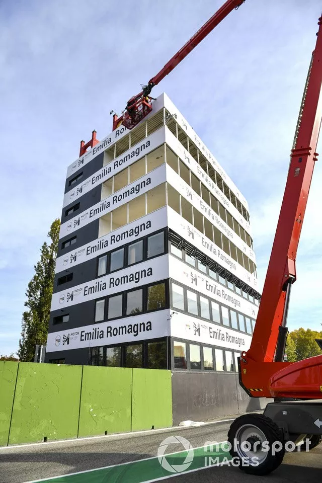 Los trabajadores de mantenimiento acceden a lo alto de un edificio
