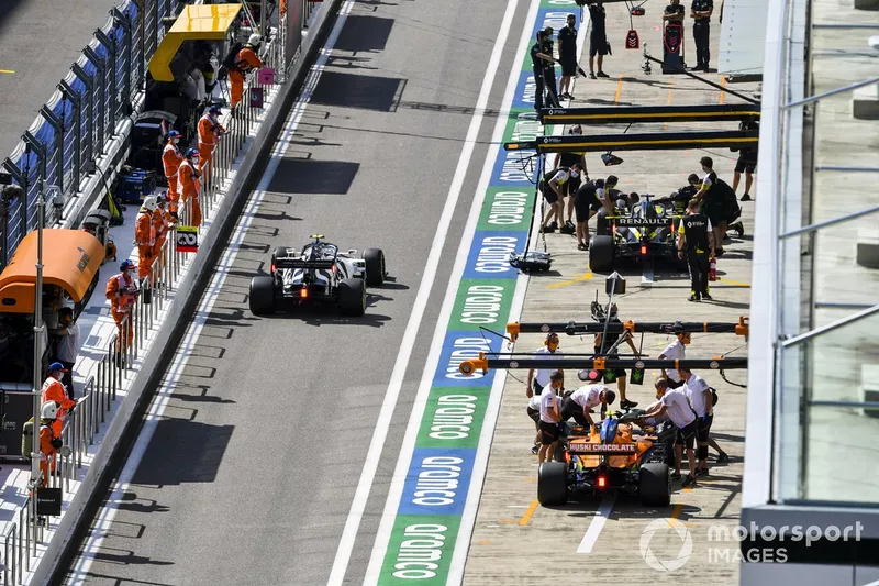 Pierre Gasly, AlphaTauri AT01, Lando Norris, McLaren MCL35, y Daniel Ricciardo, Renault F1 Team R.S.20