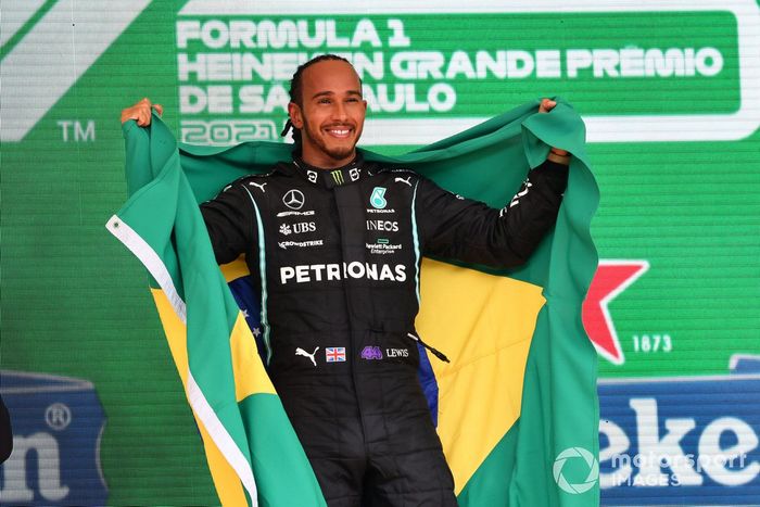 Podio: ganador Lewis Hamilton, Mercedes,