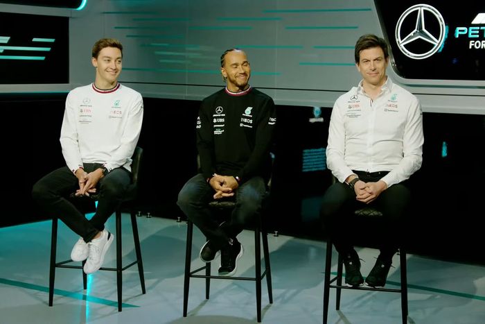 George Russell, Lewis Hamilton, Toto Wolff, jefe de equipo y CEO, Mercedes AMG
