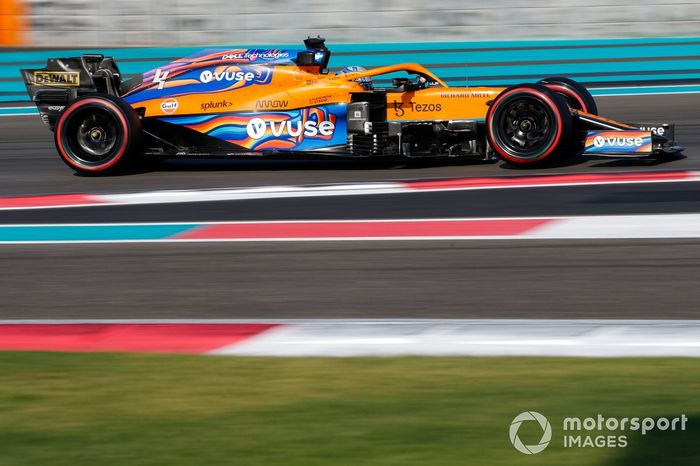 Lando Norris, con un McLaren MCL35M adaptado (muleto) con los Pirelli de 18 pulgadas  