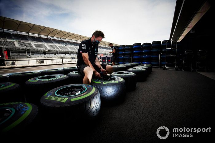 Mecánico con neumáticos Pirelli