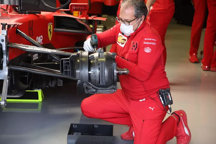 Detalle del freno delantero del Ferrari SF21
