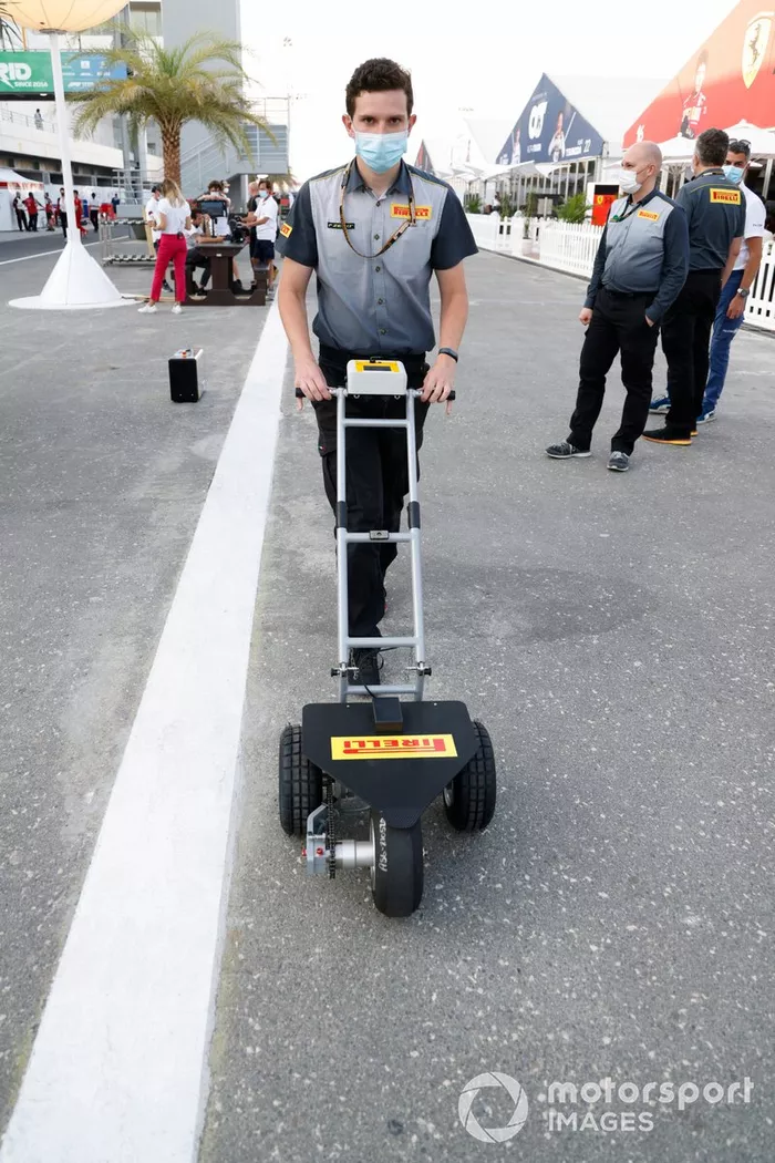 Un técnico de Pirelli con 'The Doggy', una herramienta para probar el agarre de la pista