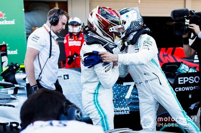 Ganador Valtteri Bottas, Mercedes AMG F1 y Lewis Hamilton, Mercedes AMG F1 celebran en Parc Ferme 