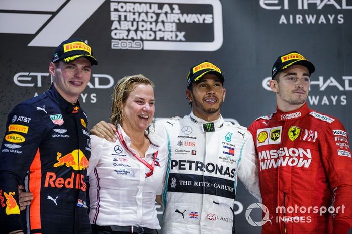 Max Verstappen, Red Bull Racing, secondo classificato, Il delegato Mercedes per il trofeo Costruttori, Lewis Hamilton, Mercedes AMG F1, primo classificato, e Charles Leclerc, Ferrari, terzo classificato, sul podio