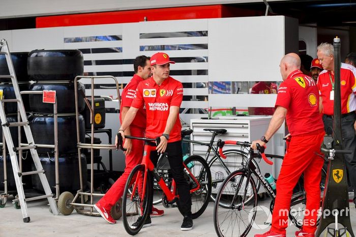 Charles Leclerc, Ferrari en bici