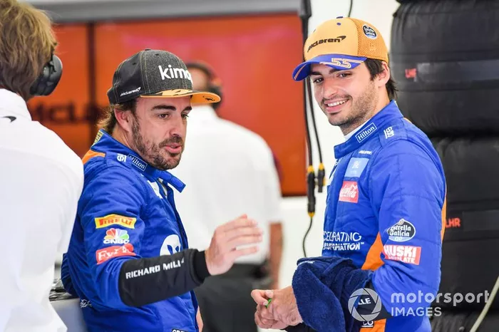 Fernando Alonso, McLaren, conversa com Carlos Sainz Jr., McLaren