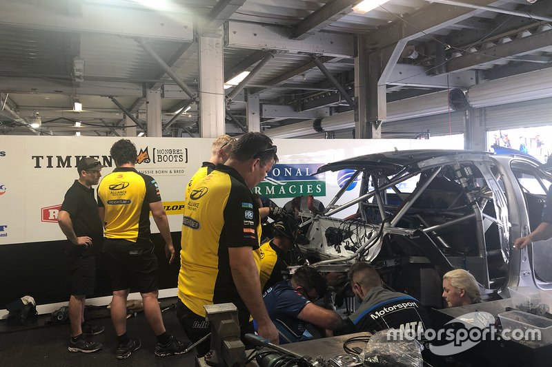 Машина Маколі Джонс, Brad Jones Racing, на ремонті
