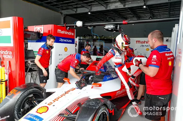 Pascal Wehrlein scende dalla sua Mahindra Racing M5 Electro 