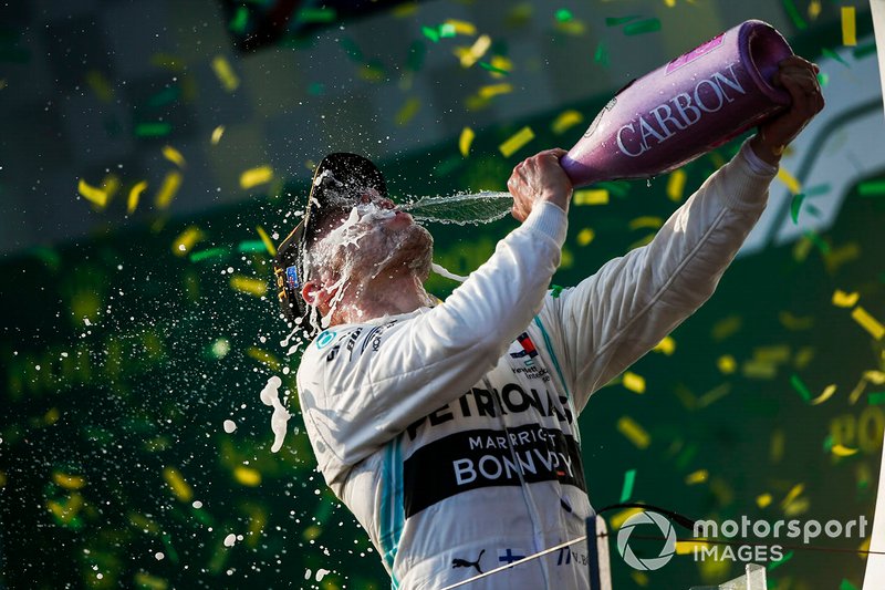 Valtteri Bottas, Mercedes AMG F1, vincitore, si spruzza lo champagne sul podio