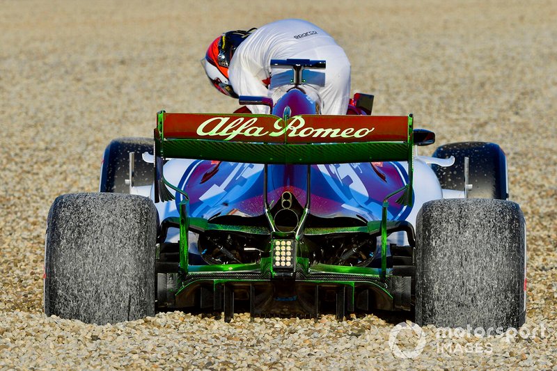 Kimi Raikkonen, Alfa Romeo Racing C38, melintir dan terdampar di jebakan kerikil
