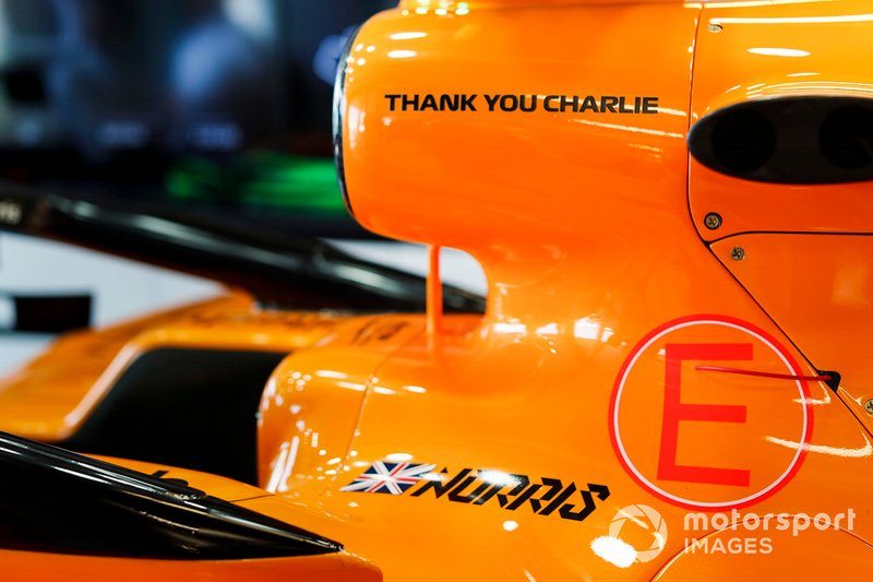 Lando Norris, McLaren MCL34, Charlie Whiting yapışkanı