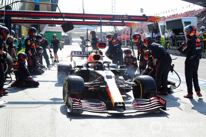 Sergio Pérez, Red Bull Racing RB16B, en pits