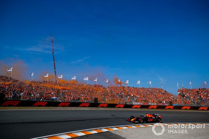 Ganador de la carrera, Max Verstappen, el RB16B de Red Bull Racing saludando a sus fans