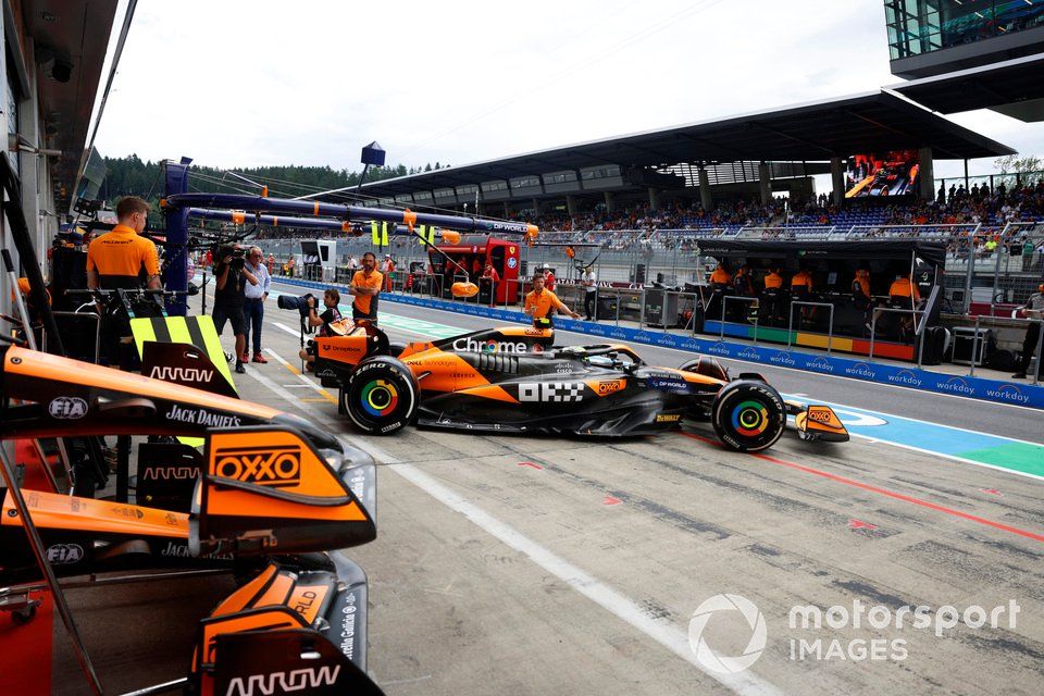 Lando Norris, McLaren MCL38, sale del garaje