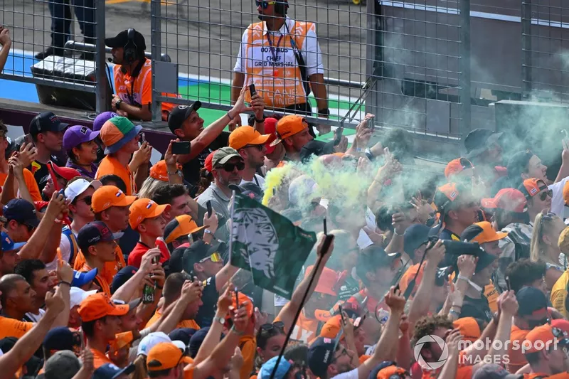 Les fans envahissent le circuit après la course