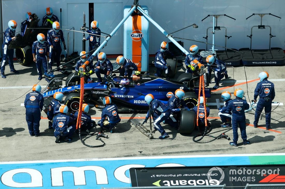 Logan Sargeant, Williams FW46, robi pit stop
