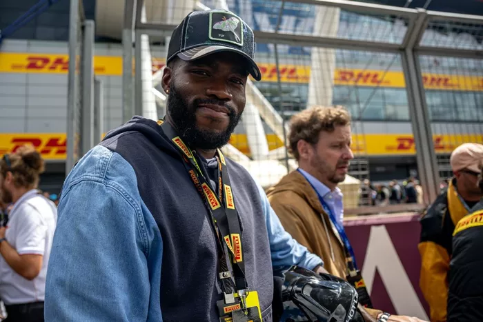 Martins Imhangbe, actor, se prepara para una carrera de Pirelli Hot Laps