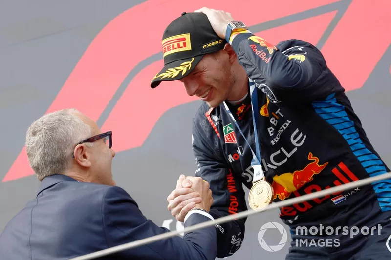 Max Verstappen, Red Bull Racing, 1ère position, reçoit sa médaille de vainqueur de la FIA des mains de Stefano Domenicali, CEO, Formula One Group.