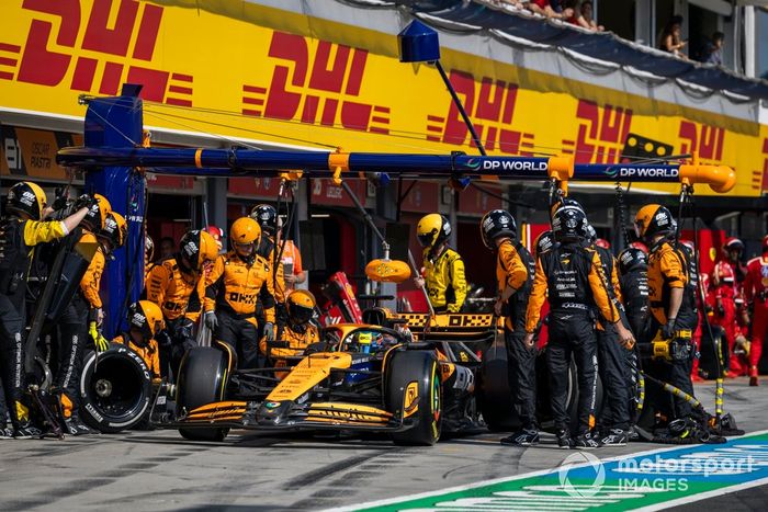 Oscar Piastri, McLaren MCL38, en boxes
