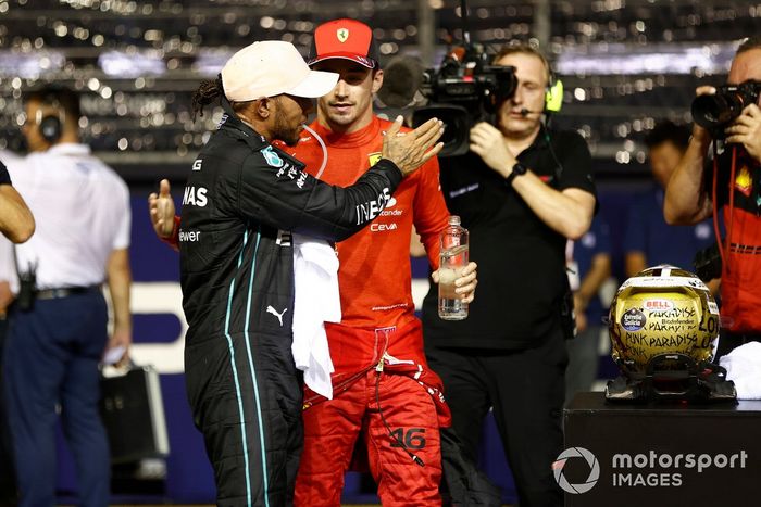 Lewis Hamilton, de Mercedes AMG, y el hombre de la pole, Charles Leclerc, de Ferrari, se felicitan mutuamente en el Parc Ferme