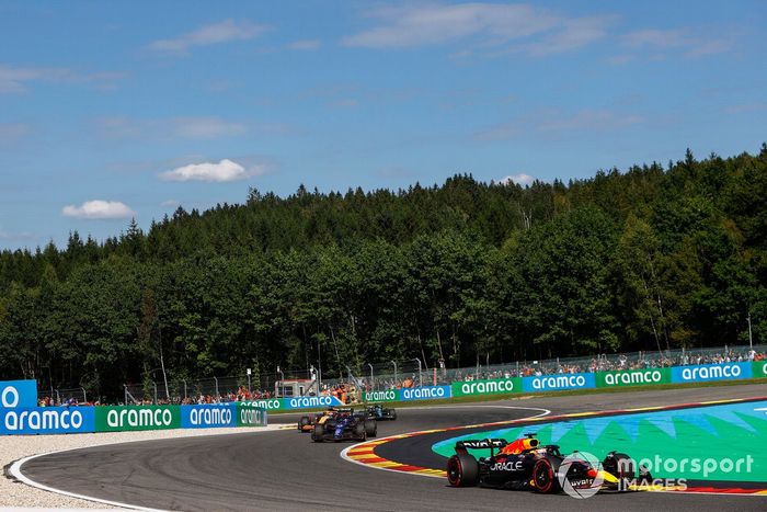 Max Verstappen, Red Bull Racing RB18, Alex Albon, Williams FW44