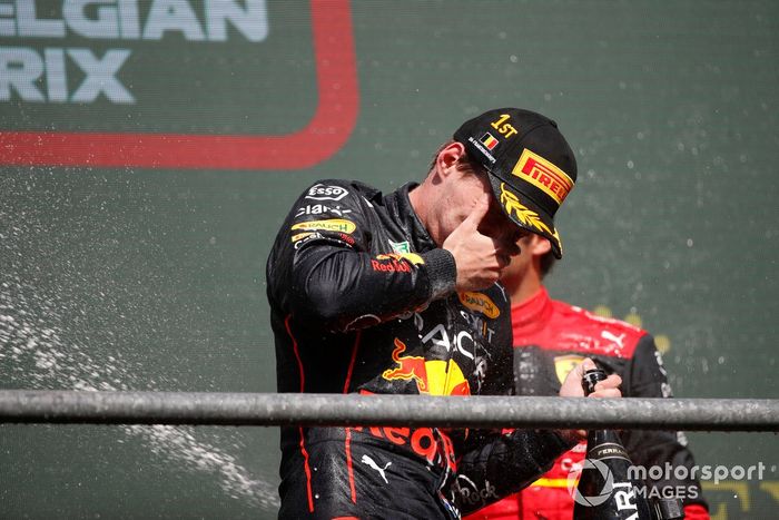 Podio: ganador Max Verstappen, Red Bull Racing, tercer lugar Carlos Sainz, Ferrari