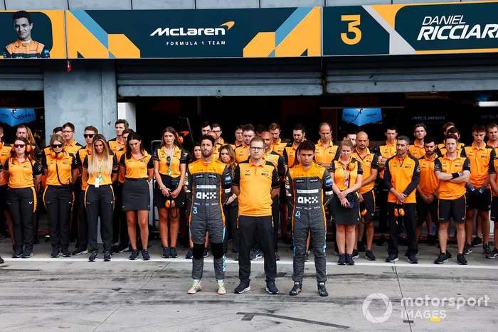 La minute de silence dans la voie des stands avant les EL1